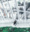 zwei Personen, die auf der Treppe eines modernen Gebäudes laufen, von oben fotografiert