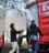 Menschen in der Nähe eines PublicEye-Containers beim Entladen von Waren