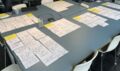 Tisch voller Post-its während eines Workshops