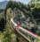 Zug bei der Einfahrt in einen Tunnel durch die Berge