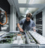 Person, die an einem elektronischen System arbeitet
